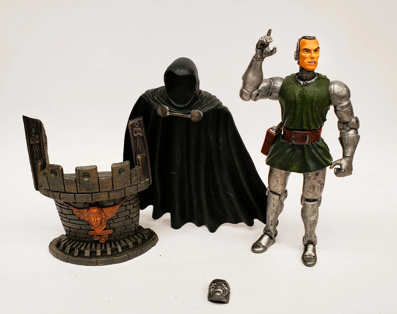 ToyBiz Marvel Legends Series II Dr. Doom Action Figure (no Package) 4 ToyBiz Marvel Legends Series II Dr. Doom Action Figure (no Package) - Image 2