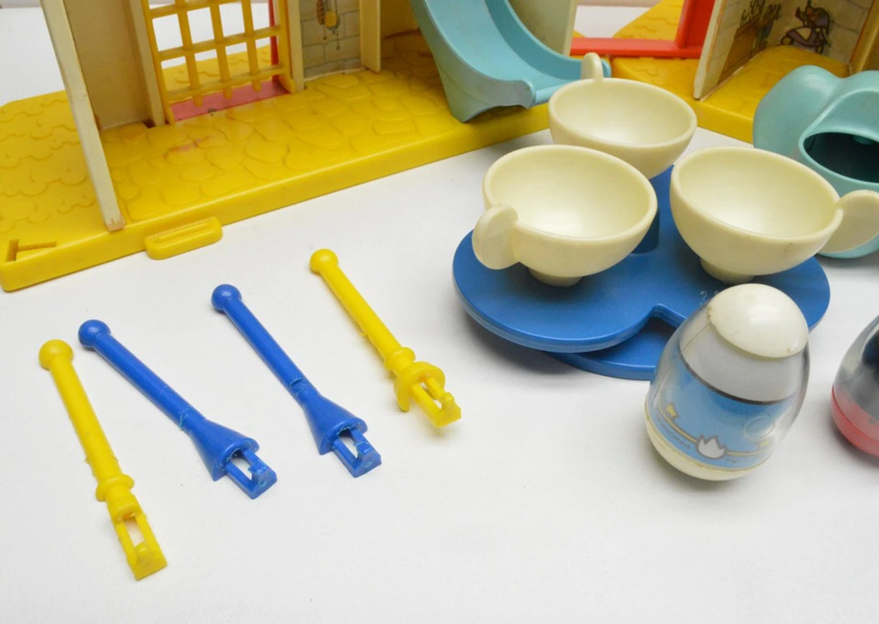 Hasbro Disney (1977) Weebles Mickey's Magic Kingdom Playset 12 Hasbro Disney (1977) Weebles Mickey's Magic Kingdom Playset - Image 10